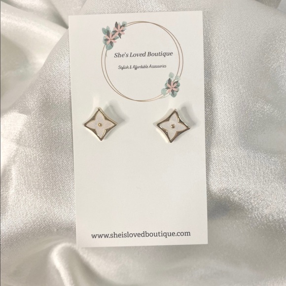 Jewelry - NWT Beautiful Earrings 925 silver posts